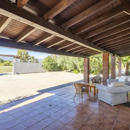 Cubo's River Side House *